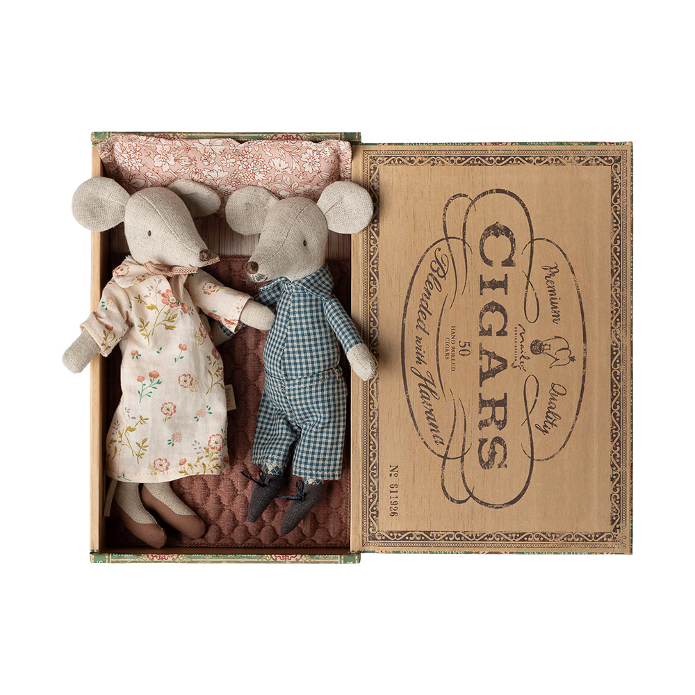 Grandma and Grandpa Mice in Cigarbox